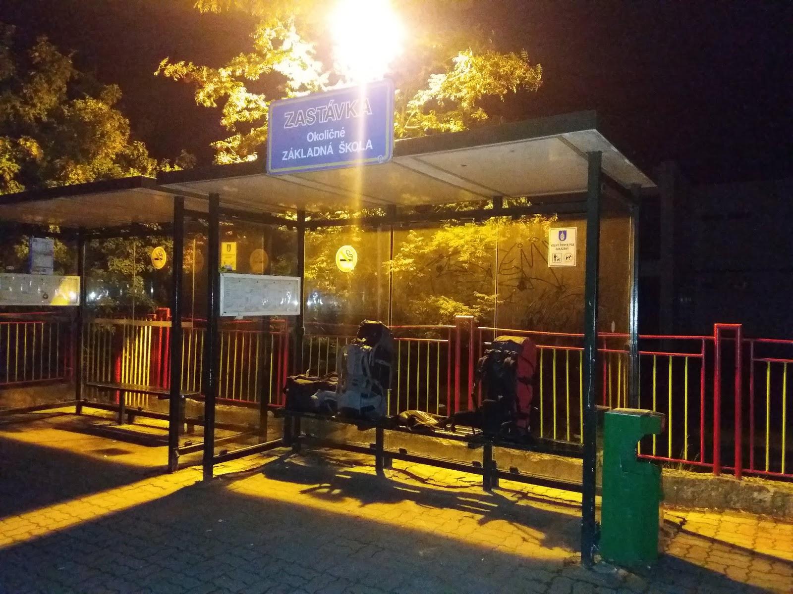 Štartujú ráno okolo 4:00, teraz je asi 22:00 a my veselo čakáme na odvoz hlboko na Liptove, však hlavne sa nestrhať :-) 