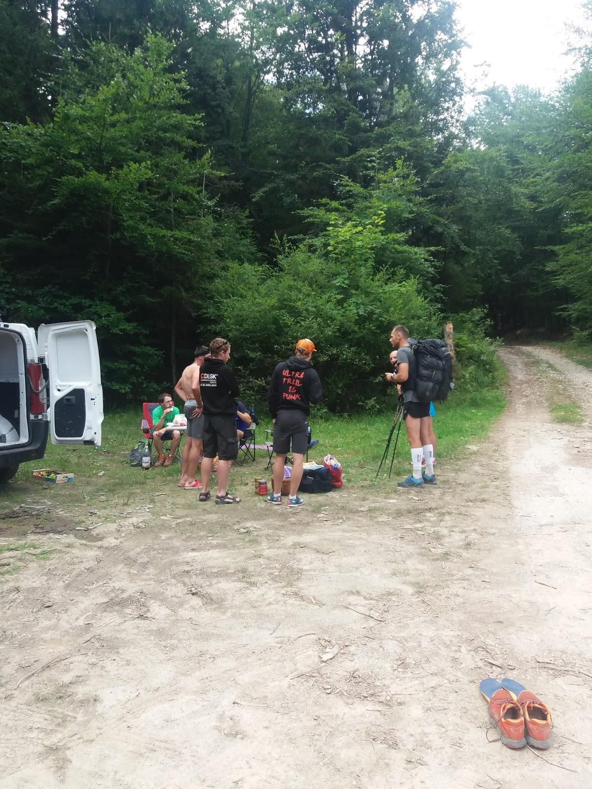 ŠTÓSKE SEDLO SV. MÁRIA: Adam nám vysvetľuje, ako sa mu predtým videlo, že chalani idú akési prikrátke úseky, ale po tom, čo sa s nimi párkrát prebehol, je už vraj opäť v poriadku. Mastia v riadnom tempe. Niekedy ich nestíhame čakať. Dokrájame posledný kus syra a už stepujú pri autách. V sedle je príjemný chládok a kaplnka. Stretáme iných SNP-čkarov. Idú naťažko s plnou výbavou, vraj denne prejdú 40 – 50 km. Dobrý súputnícky pokec nikdy nie je zlý. Na ďalší úsek sa k bežcom opäť pridáva Adam a jeho kamera.