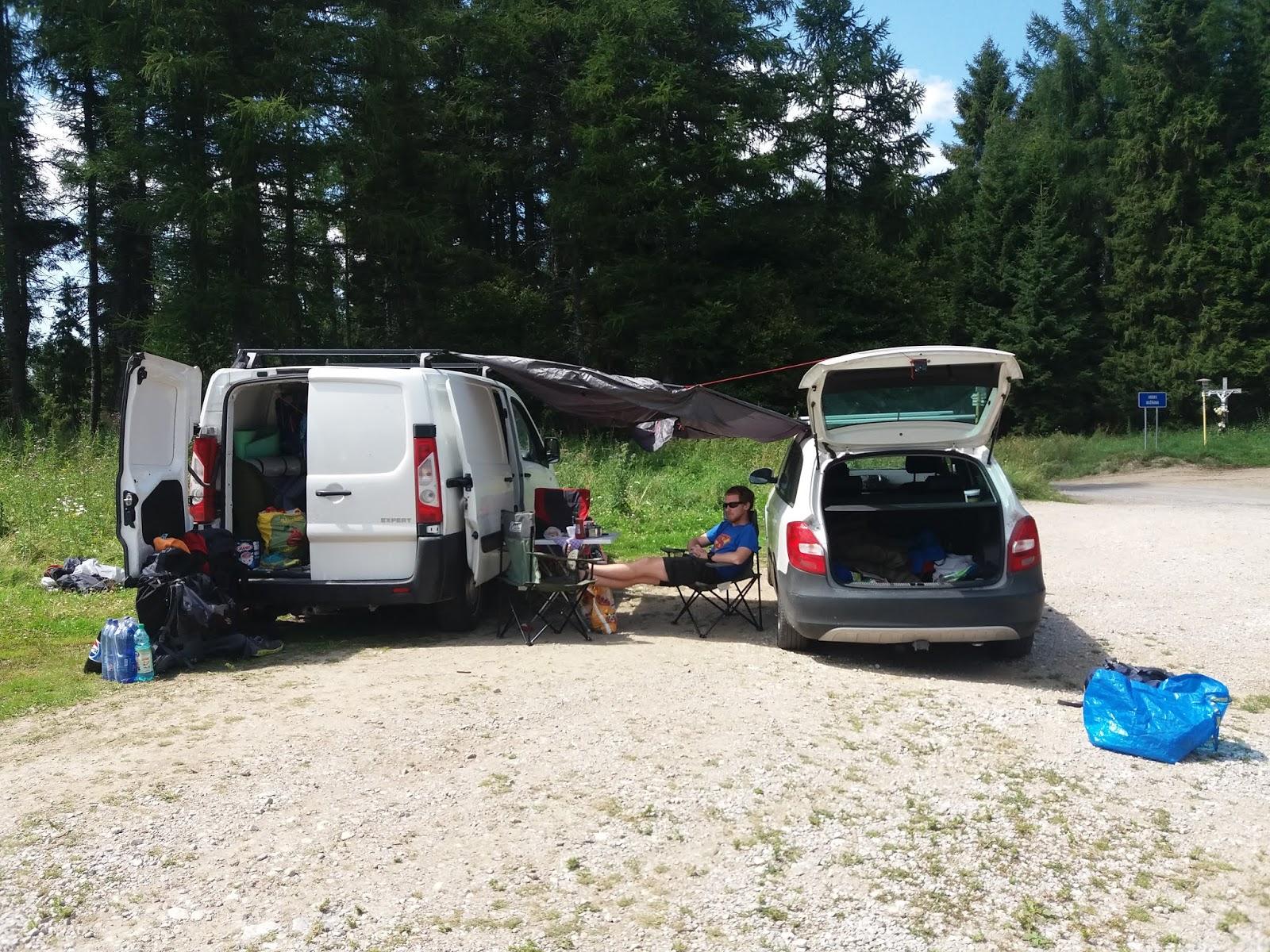 Leháro kemping v tieni improvizovaného prístrešku