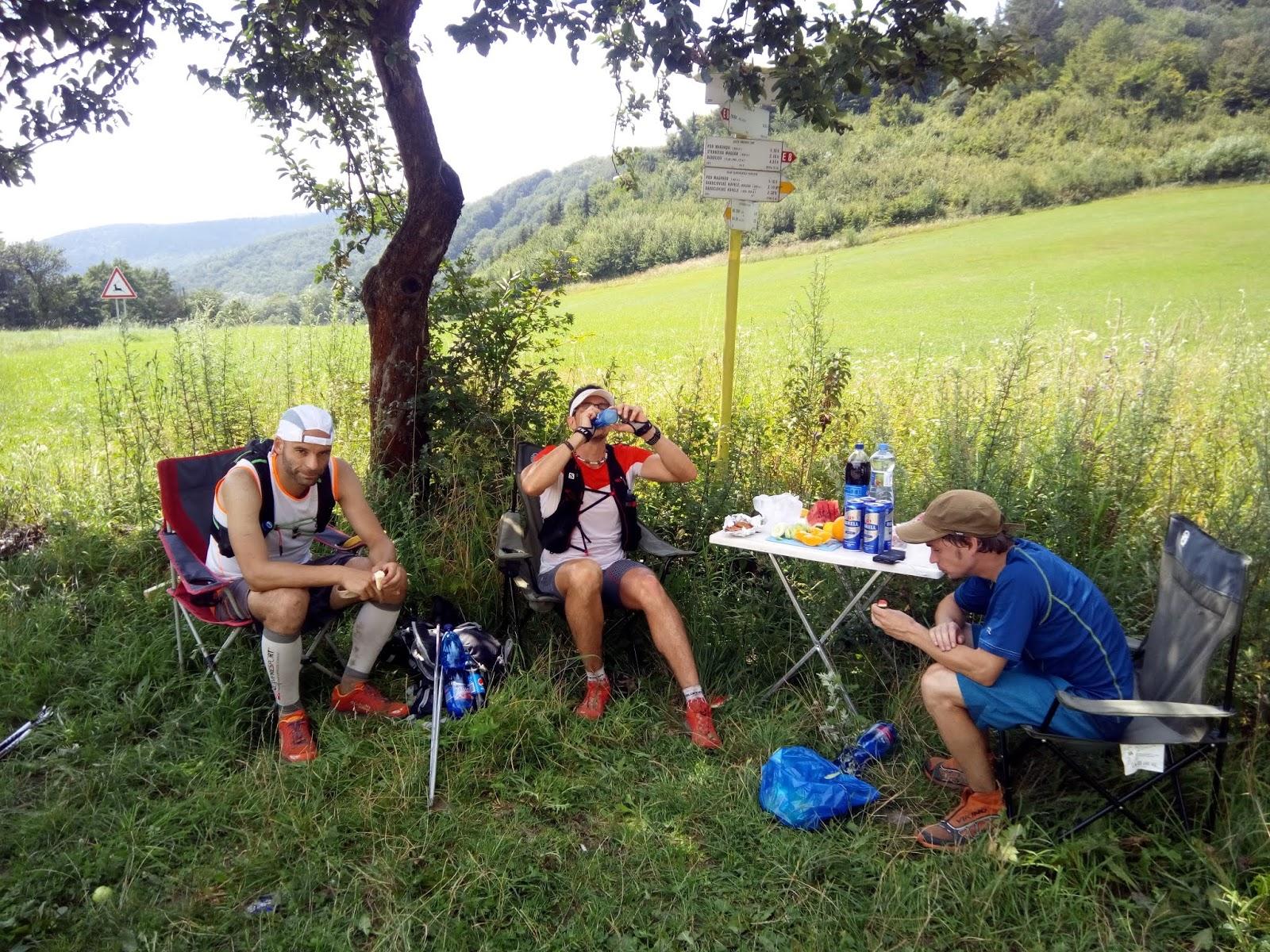 Po prekrízovanej rozpálenej asfaltke konečne tieň