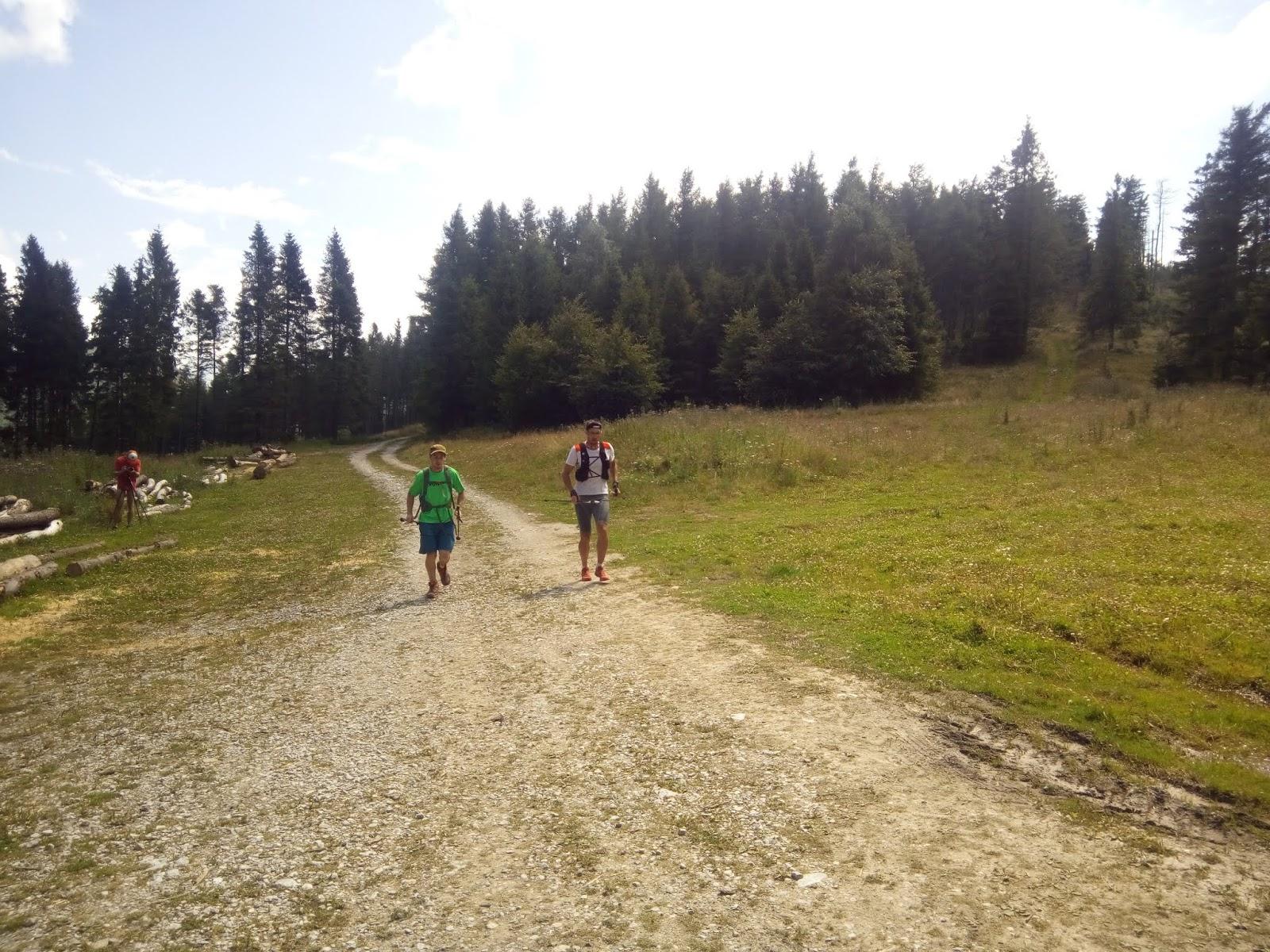 Chlapci sa pekne pražia na pekáči