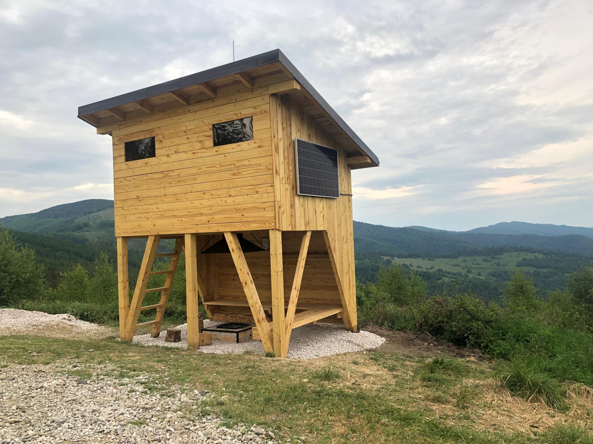 Stavanie prvej útulne na Uhornianskom sedle