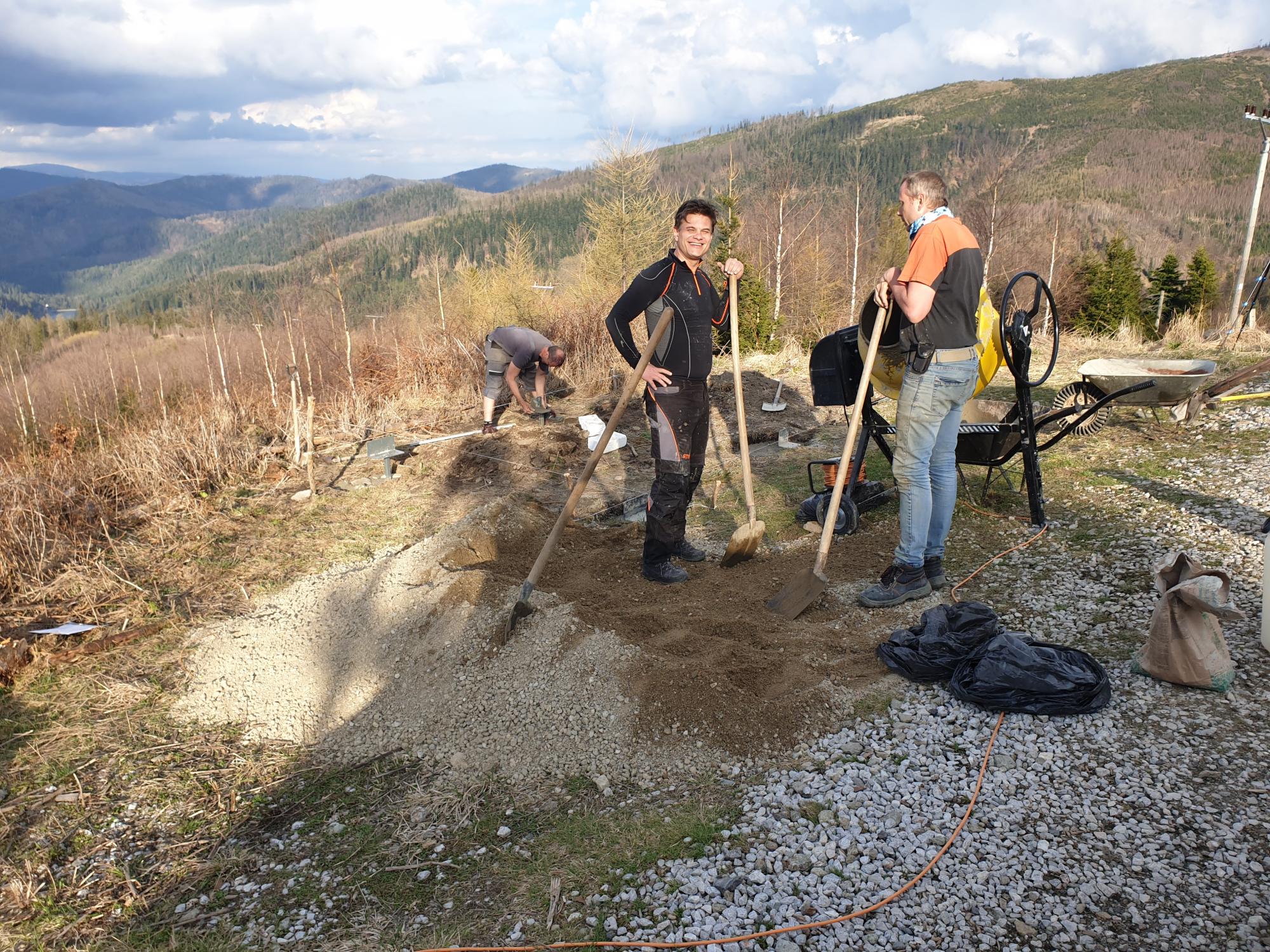 Stavanie základov útulne na Uhornianskom sedle