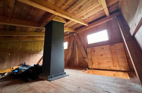 Horná časť útulne poskytuje kapacitu pre 8 ľudí